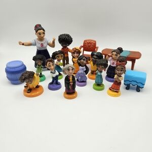Dinsey Encanto Mi Familia Mini Figurine Set Plus Extras Furniture Poseable Dolls